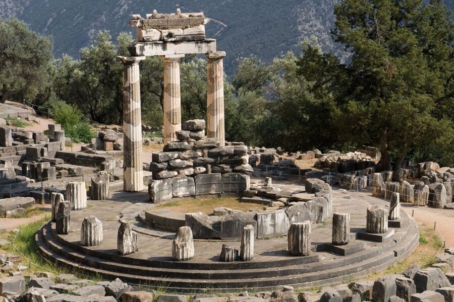 3-day classical Spanish guided tour in Peloponesse & Delphi - Day 1: Athens to Olympia through Corinth, Mycenae, and Epidaurus