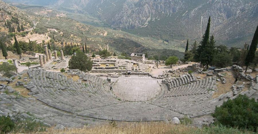 3-day classical Spanish guided tour in Peloponesse & Delphi - Day 2: Olympia museum and stadium, then the bus to Delphi