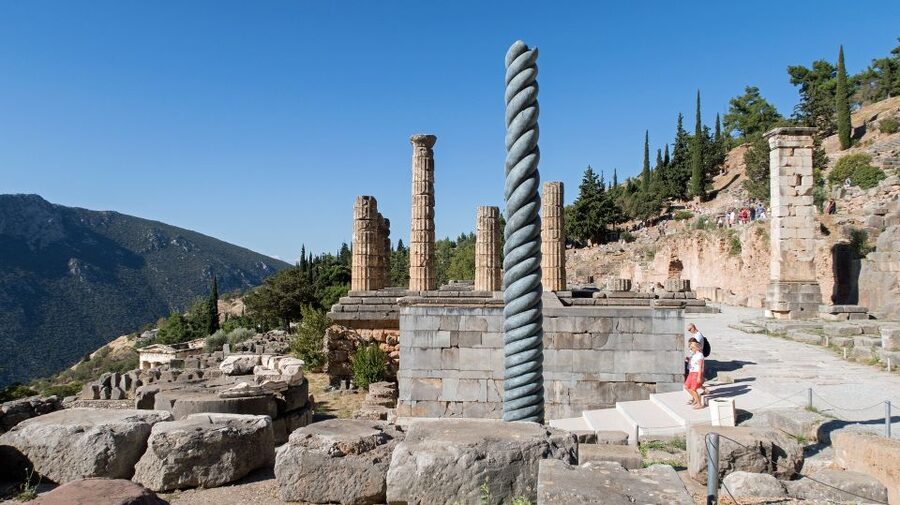 3-day classical Spanish guided tour in Peloponesse & Delphi - Spanish-only guiding, and why that is a plus when it fits
