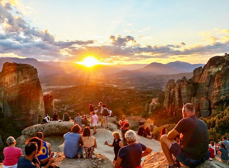 Athens: 2-Day Meteora Tour in Spanish with Guide & Hotel - Spanish Panoramic Morning That Starts At 13:00: How To Plan For The Heat