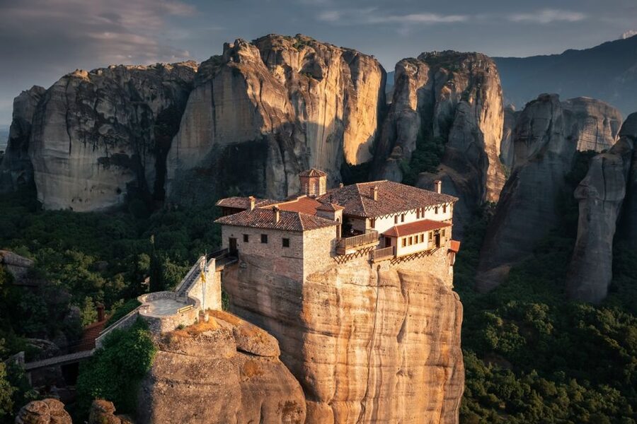 Athens: 2 Days in Meteora with 2 Guided Tours and Hotel Stay - Getting There Comfortably: Larissis Station, Coach Bus, and Kalabaka