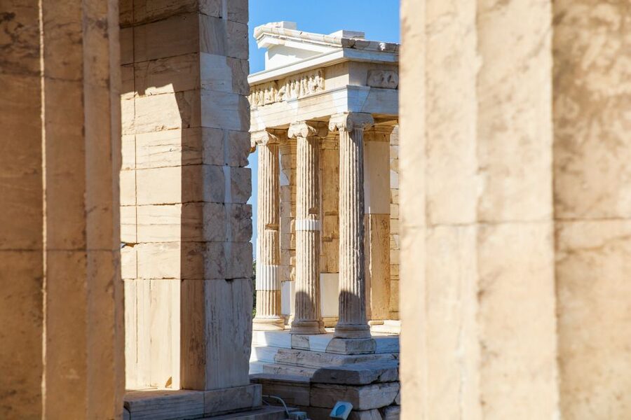 Athens: Acropolis Guided Tour and Old Town Food Tasting - Meeting point and first steps near Hadrian’s Arch