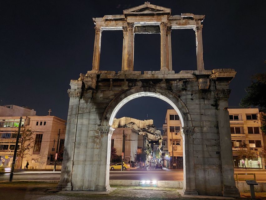 Athens: City Highlights Nighttime Walking Tour in Spanish - Syntagma Square and the Evzones at the Greek Parliament