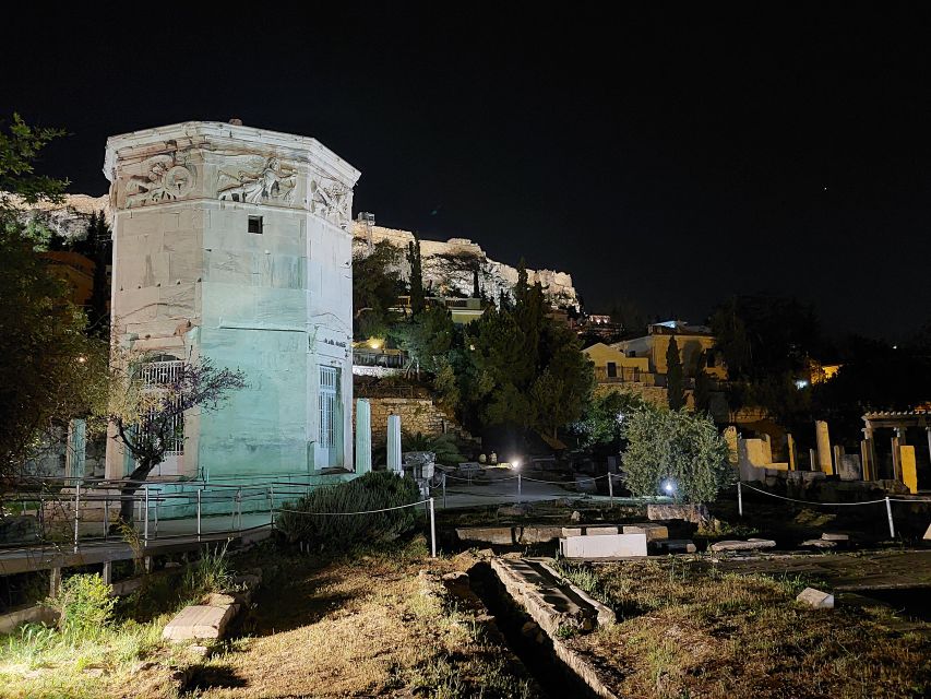 Athens: City Highlights Nighttime Walking Tour in Spanish - Hadrian’s Arch and the Temple of Zeus: walking through another Athens era