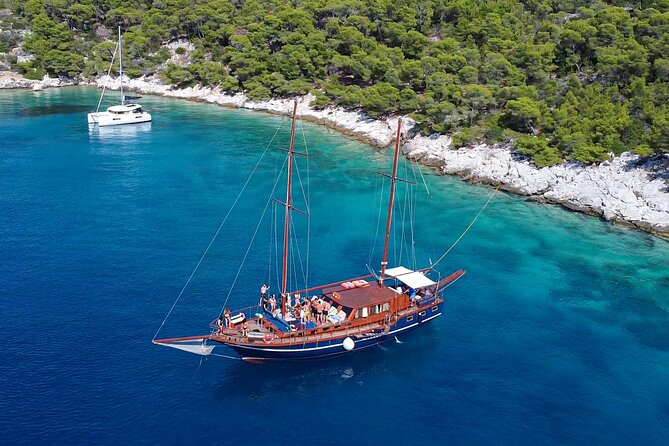 Athens Day Cruise: 3 Islands Tour in the Saronic Gulf with Lunch - Aegina island: Apollo’s lone column and pistachio temptations