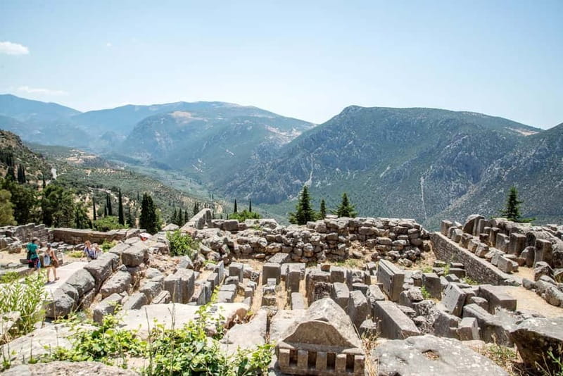Athens: Delphi and Arachova Day Trip with Guide - Delphi Museum: why the Charioteer bronze is the star