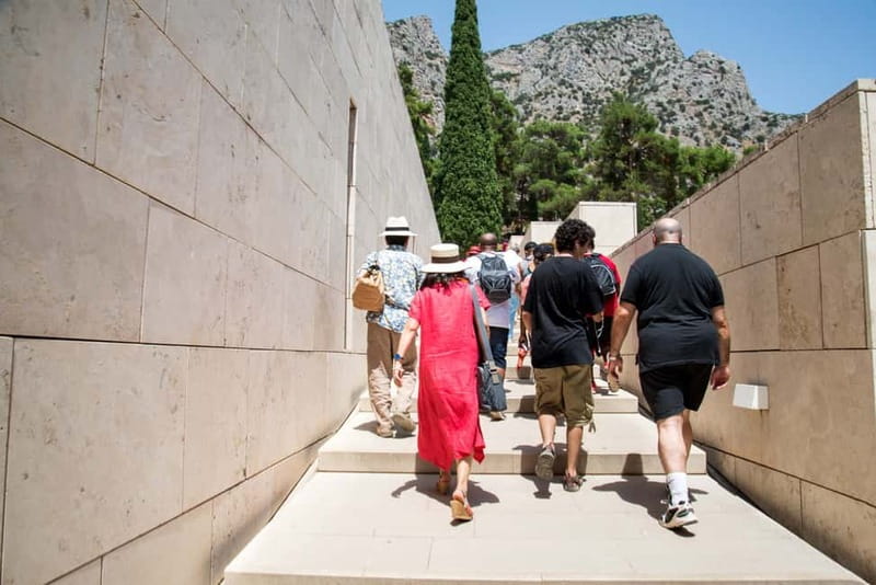 Athens: Delphi and Arachova Day Trip with Guide - Riding back to Athens: views, WiFi, and motion-sickness advice