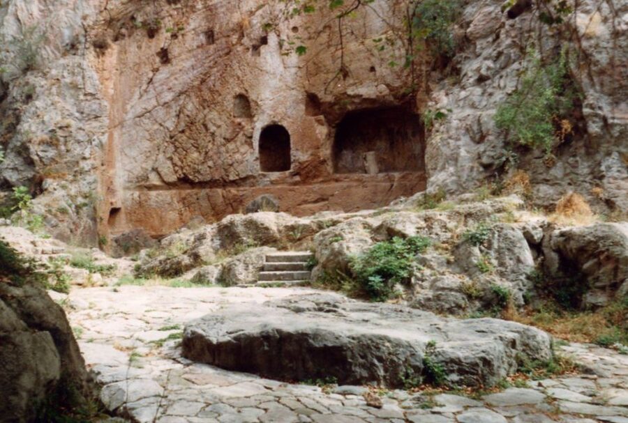 Athens: Delphi, Corycian Cave, and 300 Battlefield Day Trip - Delphi Archaeological Site and Museum: Where the Myths Feel Real