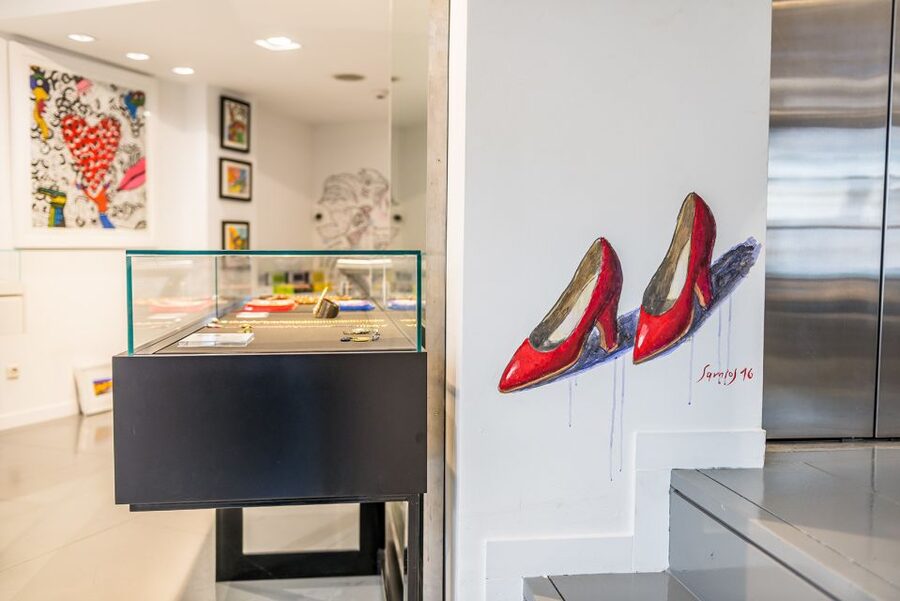 Athens: Greek Fashion Shopping Tour with a Local Expert - The Mediterranean deli stop, taste without turning the tour into a food day