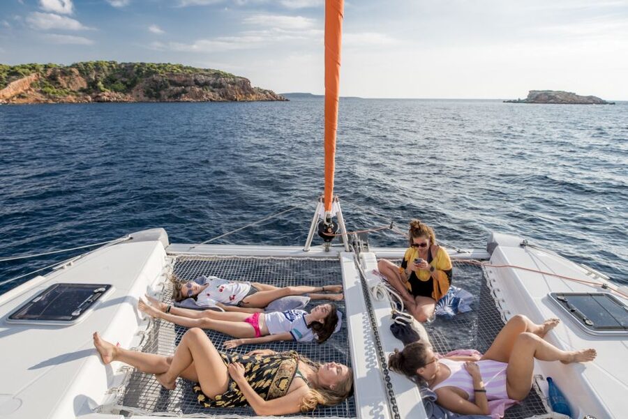 Athens: Half-Day Sunset Catamaran Cruise with Meal & Drinks - Food and Drinks: Greek Meze, Seafood Pasta, and Wine Rules