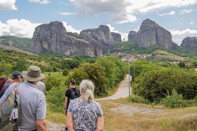 Athens: Meteora Monasteries, Caves & Coastal Stopovers with Lunch - Guide Style and Group Size: What to Expect When Everyone Moves Together