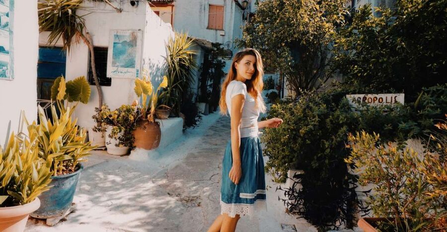 Athens: Professional photoshoot at Anafiotika Village - The 15 to 45 minute photoshoot flow, from first frame to final edits