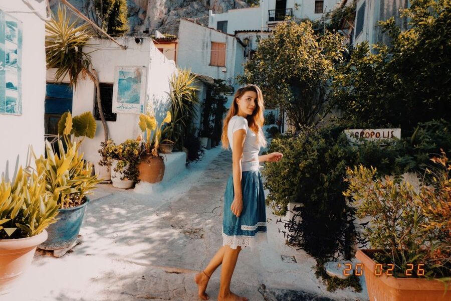 Athens: Professional photoshoot at Anafiotika Village - Meeting Agios Nikolaos Ragavas and getting started smoothly