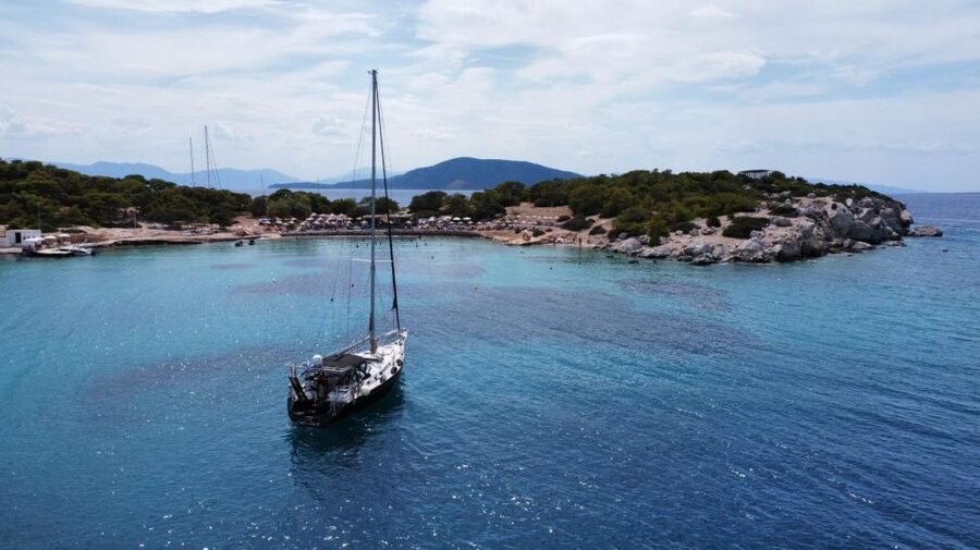 Athens Riviera: Private daily sailing cruise with lunch - Crew and comfort: privacy, towels, and a captain who sets the pace