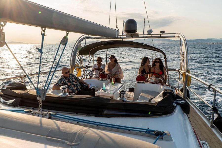 Athens Riviera: Private daily sailing cruise with lunch - The 6-hour plan: sailing, two anchor drops, and lunch with a view