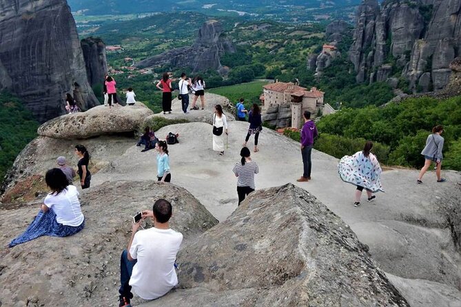 Athens to Meteora DayTrip by Train in Spanish language - Local Agency - Kastraki, Great Meteoron, Varlaam, and the monastery sequence