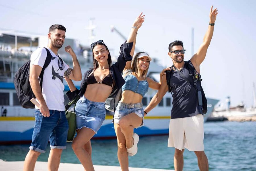 Athens: VIP Swimming Cruise to three islands - Lunch and drinks: the Greek buffet and the unlimited package
