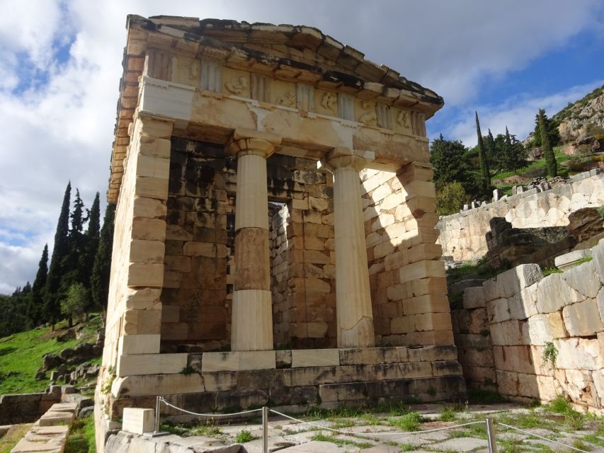 Delphi and Meteora: 2-Day Bus Tour from Athens - Day 1 at Delphi Archaeological Site and the Temple of Apollo