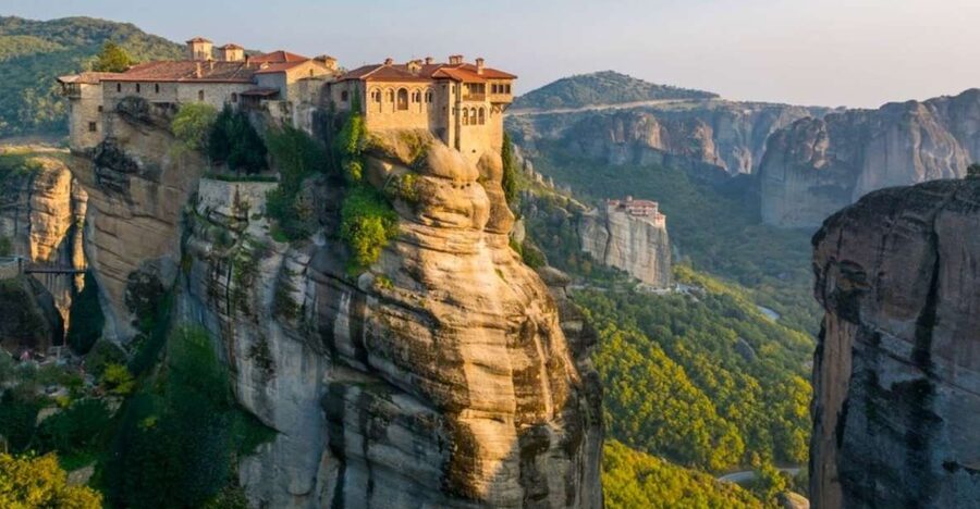 Delphi and Meteora: 2-Day Bus Tour from Athens - Thermopylae and the Leonidas Monument Stop: A Sharp Detour