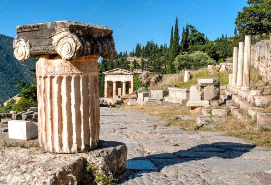 Delphi: Audiovisual self-guided tour with 3D models - How to use the app on site: map first, then audio and 3D