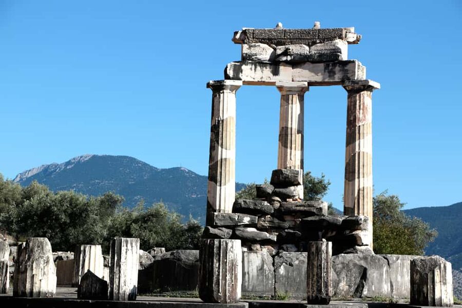 Delphi: Audiovisual self-guided tour with 3D models - Apollo’s temple and the oracle complex: seeing the sacred layout