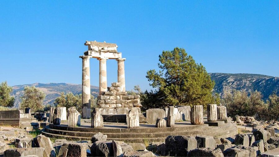 Delphi: Audiovisual self-guided tour with 3D models - Greek art you can recognize: Charioteer of Delphi and Sphinx of Naxos