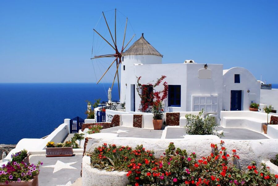 From Athens: 2-Day Santorini and Mykonos Trip - Mykonos Town Free Time: Matoyanni Shopping, Lunch by the Sea, and Walks
