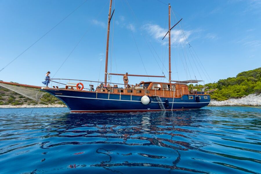 From Athens: Aegina, Agistri and Metopi Day Cruise w/ Lunch - Boat comfort and crew style: why it feels easy