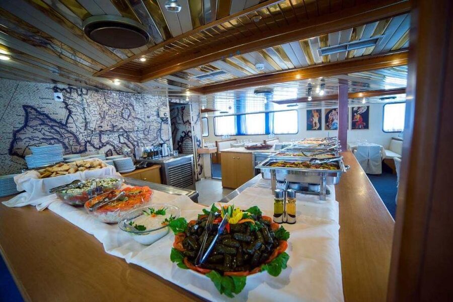 From Athens: Day Cruise to Hydra, Poros & Aegina with Lunch - Onboard food and Greek entertainment: lunch that keeps the day moving
