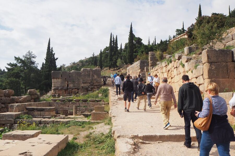 From Athens: Day Tour to Delphi - Lunch in Modern Delphi and the Quick Taste of Arachova