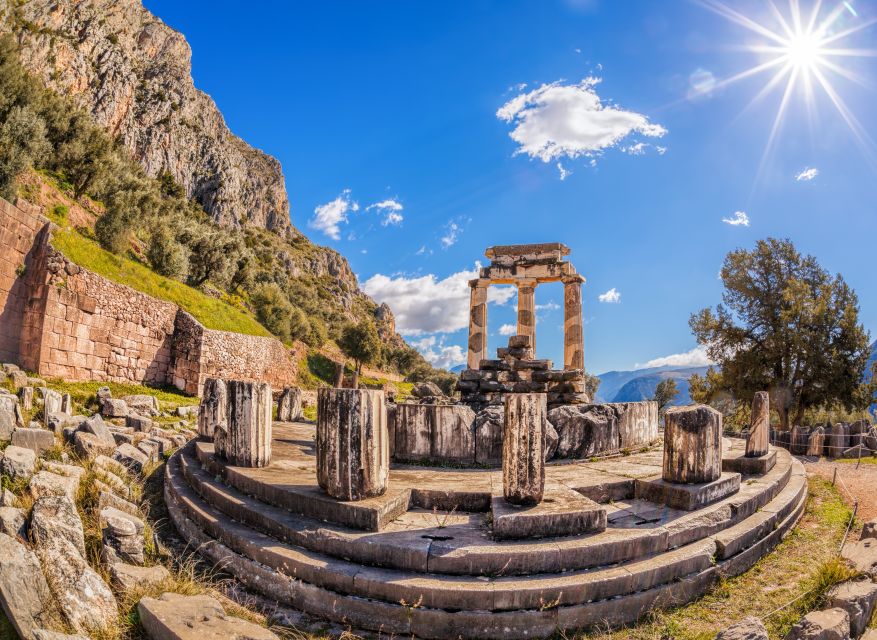 From Athens: Delphi Full Day V.R. Audio Guided Tour - The ride north: comfort, breaks, and a scenic mainland drive