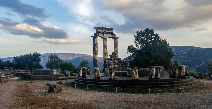From Athens: Delphi Full Day V.R. Audio Guided Tour - Small-group logistics and the human factor on the bus