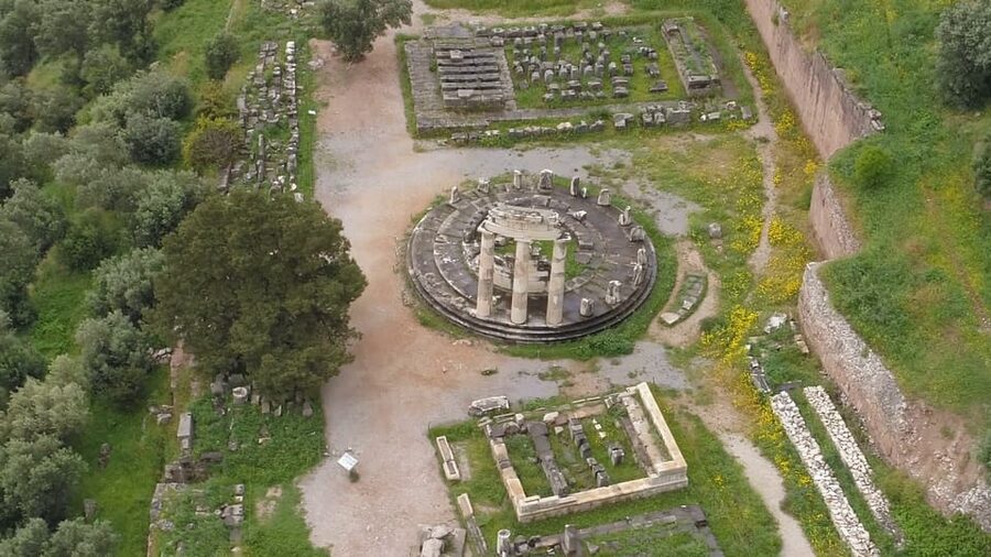 From Athens: Private Delphi and Thermopylae Guided Day Trip - Delphi ruins and museum treasures, from Omphalos to the Charioteer
