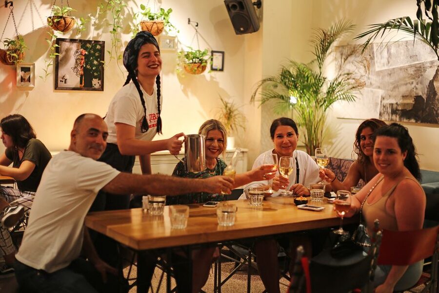 Twilight Athens Tour inc. rooftops, tastings & 3 drinks - Guide styles that make the night feel personal
